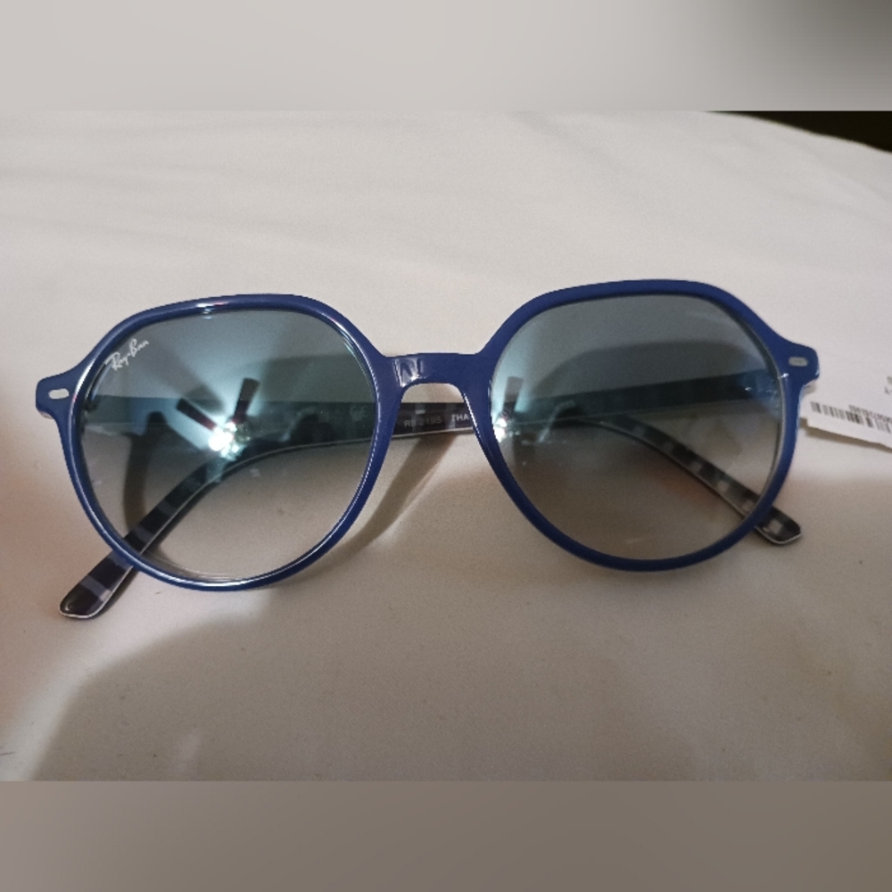 Super cute blue woman's sunglasses